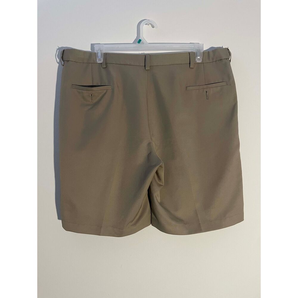 Haggar Size 42 Men’s Tan Golf Shorts - Picture 2 of 3